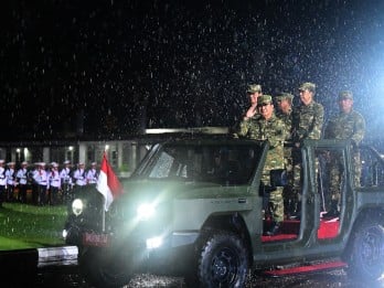 Momen Prabowo, Jokowi, dan SBY Diguyur Hujan Ikuti Parade Senja di Lembah Tidar