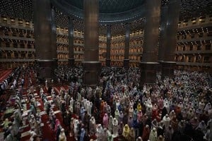 Umat Islam Laksanakan Salat Tarawih Pertama Ramadan 1446 Hijriyah