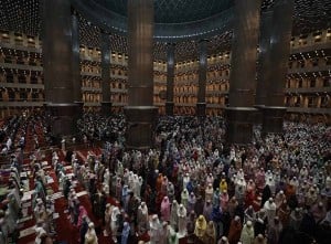 Umat Islam Laksanakan Salat Tarawih Pertama Ramadan 1446 Hijriyah