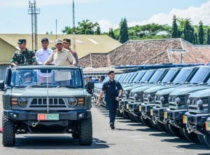 Serah Terima Kendaraan Maung Untuk TNI Polri