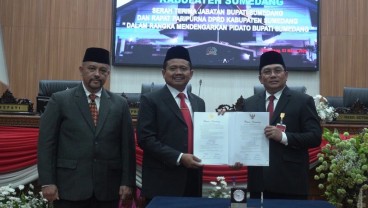 Serah Terima Jabatan Bupati Sumedang, Dony Ahmad Munir-Yudia Ramli Saling Balas Puji
