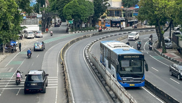 Transjakrta Ijinkan Penumpang Berbuka Puasa di Dalam Perjalanan