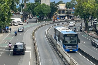 Transjakrta Ijinkan Penumpang Berbuka Puasa di Dalam Perjalanan