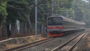 Dikepung Banjir: Listrik Padam, Perjalanan KRL di Stasiun Bekasi Terganggu