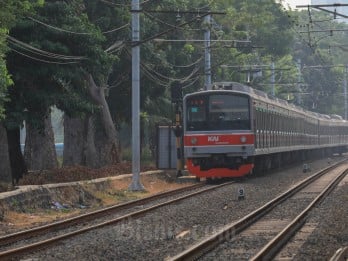 Dikepung Banjir: Listrik Padam, Perjalanan KRL di Stasiun Bekasi Terganggu