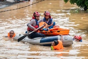 Proses Evakuasi Warga Yang Terdampak Banjir di Jakarta