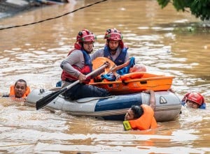 Proses Evakuasi Warga Yang Terdampak Banjir di Jakarta