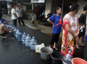 Potret Anteran Warga di Bogor Untuk Mendapatkan Air Bersih