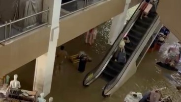 Banjir Terjang Mega Bekasi, Pengunjung Berlarian ke Eskalator