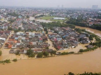 Duh! Rumah Sakit Mitra Bekasi Barat Kena Banjir, Petugas Evakuasi Alat