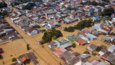 BPBD Kirim Tambahan 35 Perahu Karet Evaluasi Warga Pondok Gede