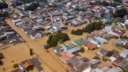 Detik-Detik Mobil Toyota Rush Terseret Banjir di Setu Bekasi, Ini Nasib Penumpang