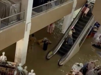 Detik-detik Air Banjir Masuk ke Mega Mall Bekasi, Pedagang Berlarian