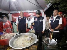 Kunjungi Pengungsian Banjir Bekasi, Mensos Gus Ipul Ikut Siapkan Makan Sahur