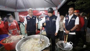 Kunjungi Pengungsian Banjir Bekasi, Mensos Gus Ipul Ikut Siapkan Makan Sahur