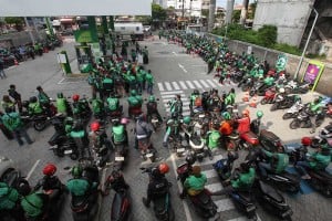 Ratusan Ojek Online di Surabaya Dapatkan Bantua BBM Gratis