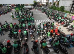 Ratusan Ojek Online di Surabaya Dapatkan Bantua BBM Gratis