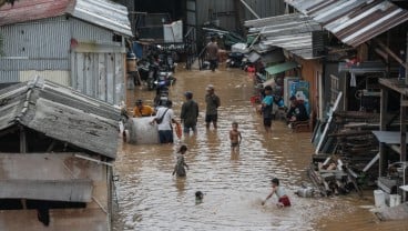 Baharkam Polri Terjunkan 200 Personel Bantu Evakuasi Banjir di Bekasi