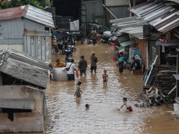 Baharkam Polri Terjunkan 200 Personel Bantu Evakuasi Banjir di Bekasi