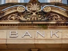 Diverging Performance Paths for Neighboring Country Banks