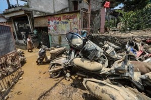 Banjir Mulai Surut, BPBD Kota Bekasi Bantu Warga Membersihkan Lumpur Bekas Banjir