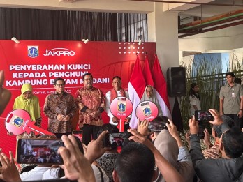 Lanjutkan Program Anies, Pram-Doel Serahkan Kunci untuk Warga Kampung Susun Bayam