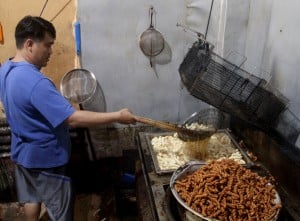 Melihat Proses Pembuatan Kue Tradisional Khas Makassar