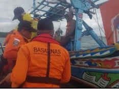 Mesin Kapal Mati di Perairan Pulau Pamujaan, Enam Nelayan Dievakuasi Basarnas Banten