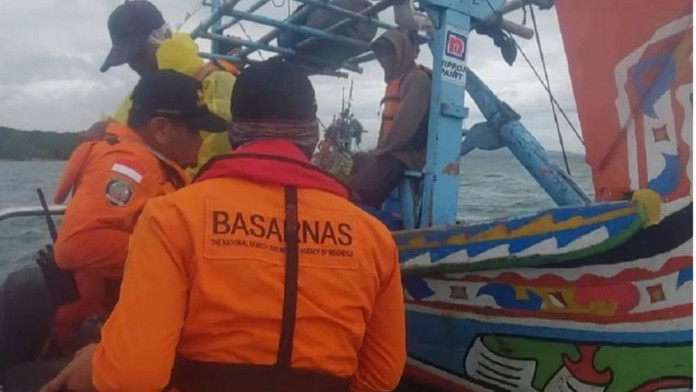 Mesin Kapal Mati di Perairan Pulau Pamujaan, Enam Nelayan Dievakuasi Basarnas Banten