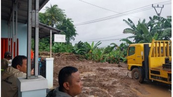 Jalur Alternatif Menuju Kawasan Wisata Pantai Anyer Putus Tertutup Longsor