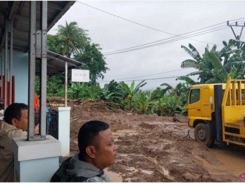 Jalur Alternatif Menuju Kawasan Wisata Pantai Anyer Putus Tertutup Longsor