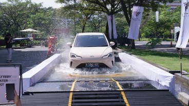 Tindakan jika Mobil Listrik Terendam Banjir dan Tip Melintasi Genangan Air