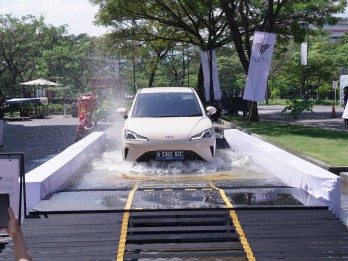 Tindakan jika Mobil Listrik Terendam Banjir dan Tip Melintasi Genangan Air
