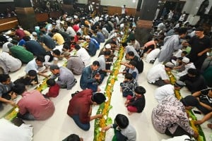 Tradisi Megibung saat Berbuka Puasa