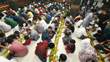 Tradisi Megibung saat Berbuka Puasa