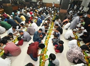 Tradisi Megibung saat Berbuka Puasa