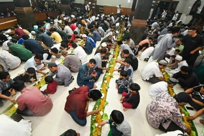 Tradisi Megibung saat Berbuka Puasa