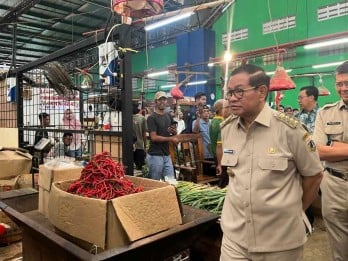 Sidak Pasar Kramat Jati, Pramono Pastikan Stok Pangan Jakarta Aman hingga Idulfitri