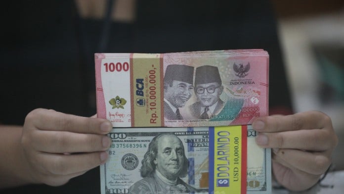 Rupiah Diproyeksi Melemah Sentuh Level Rp16.900 per Dolar AS Tahun Ini