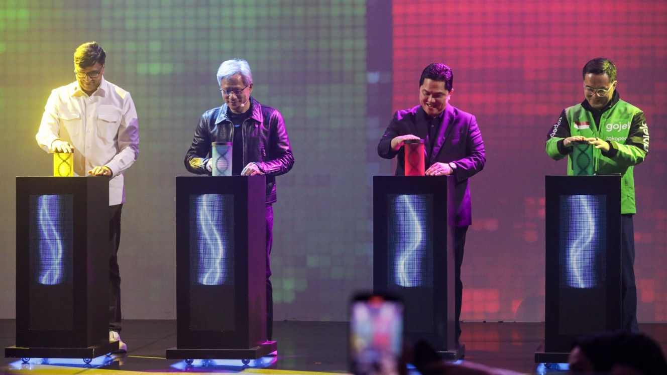 Menteri BUMN Erick Thohir (kedua kanan), President Director & CEO Indosat Ooredoo Hutchison Vikram Sinha (kiri), Founder & CEO Nvidia Jensen Huang (kedua kiri), dan President Director & CEO GoTo Group Patrick Walujo meresmikan Sahabat-AI saat acara Indonesia AI Day 2024 di Jakarta, Kamis (14/11/2024)./Bisnis/Arief Hermawan P