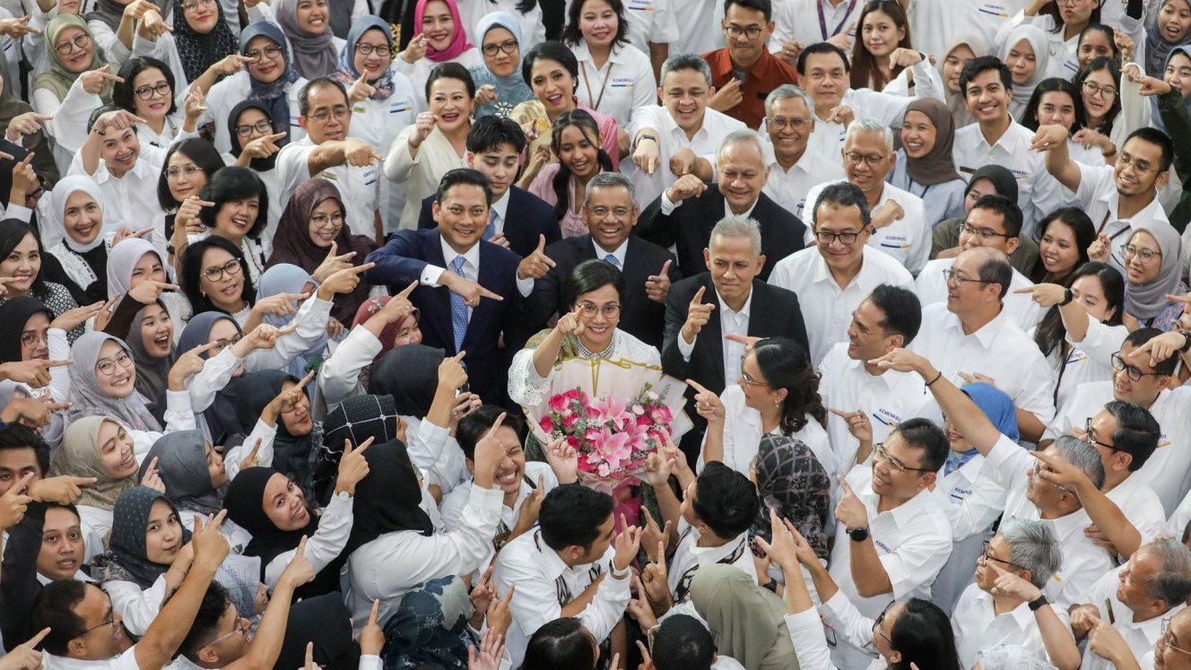 Menteri Keuangan Sri Mulyani (tengah bawah) bersama dengan Wakil Menteri Keuangan Thomas Djiwandono (kiri), Suahasil Nazara (tengah) dan Anggito Abimanyu (kanan) menyapa para pegawai saat tiba di Kantor Kementerian Keuangan, Jakarta, Senin (21/10/2024). APBN Februari 2025 mengalami defisit, mengakhiri tren surplus tiga tahun, dipicu pelemahan penerimaan pajak. / Bisnis-Eusebio Chrysnamurti
