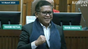 Hasto Hadiri Sidang Perdana di PN Jakpus, Pakai Setelan Jas Hitam