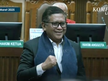 Hasto Hadiri Sidang Perdana di PN Jakpus, Pakai Setelan Jas Hitam