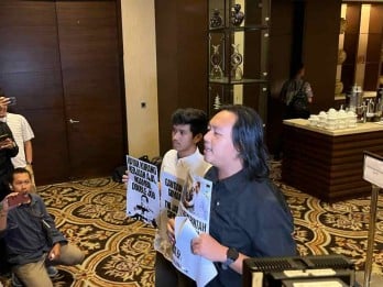 Rapat RUU TNI Digelar Tertutup, Koalisi Masyarat Sipil Geruduk Hotel Fairmont