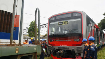 Uji Coba KRL Produksi INKA di Pelintasan Solo