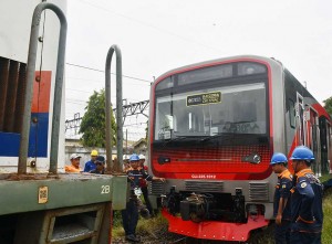 Uji Coba KRL Produksi INKA di Pelintasan Solo