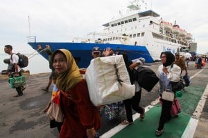 Ratusan Pemudik Tiba di Pelabuhan Tanjung Perak Surabaya