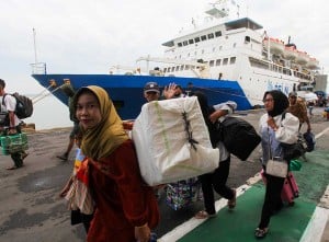 Ratusan Pemudik Tiba di Pelabuhan Tanjung Perak Surabaya