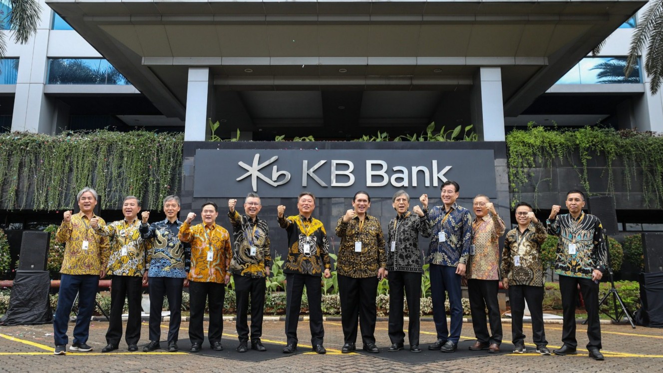Jajaran Direksi dan Komisaris PT Bank KB Bukopin Tbk. berfoto di depan logo KB Bank saat perkenalan identitas baru perusahaan di Jakarta, Senin (4/3/2024)./Bisnis/Arief Hermawan P