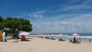 Pemkab Badung Bersihkan Kabel Provider di Kawasan Pariwisata